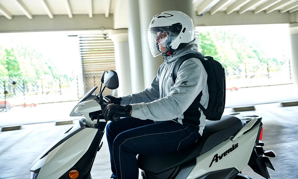 People Ride Suzuki Avenis 125 White Left