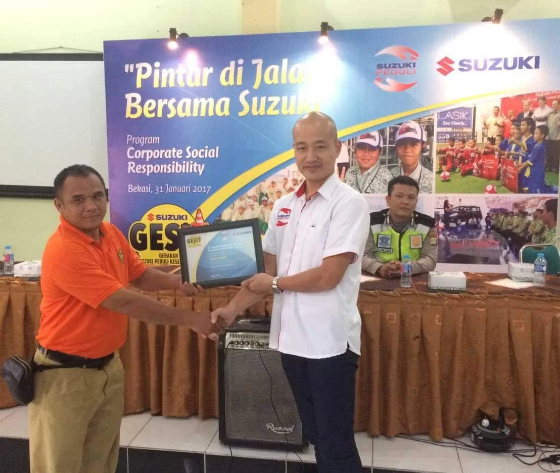 92c8b R. Uchiki Strategic Planning Dept Head Memberikan Apresiasi Kepada Smpn 2 Bekasi