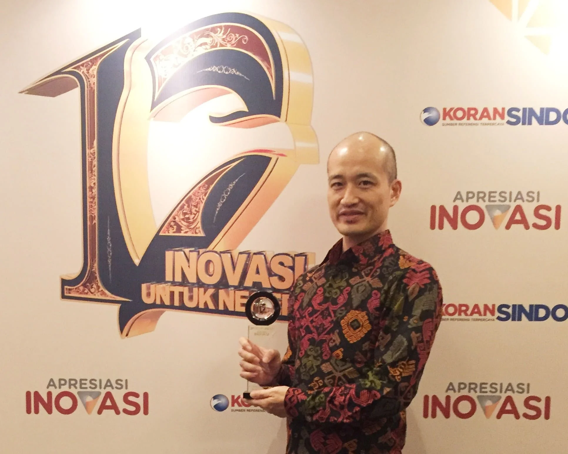 C2086 R. Uchiki Mewakili Manajemen Pt Sis Menerima Penghargaan Apresiasi Inovasi