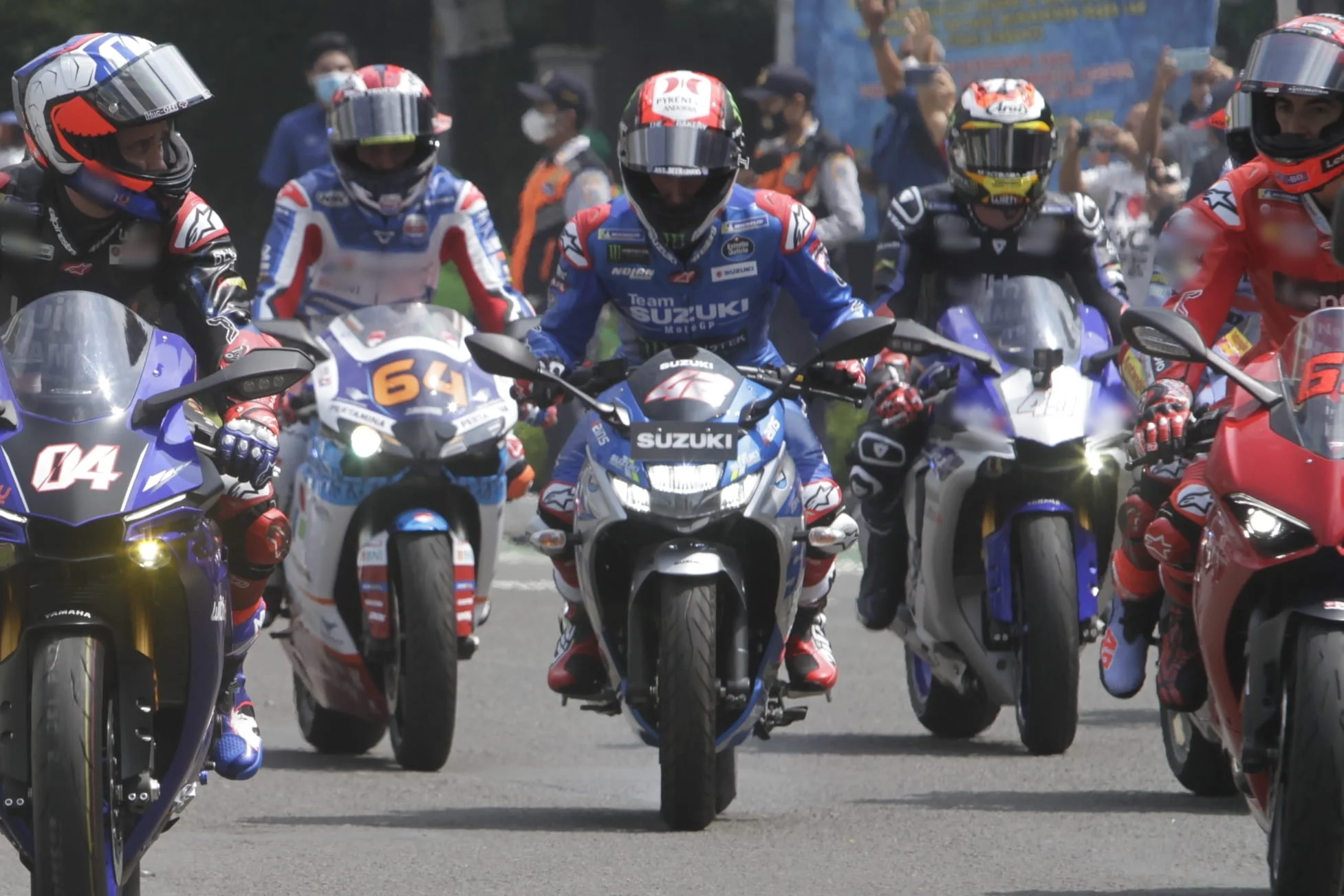 Disambut Presiden Joko Widodo Pembalap Suzuki Ecstar Alex Rins Dan Joan Mir Ikuti Parade Motogp Di Jalanan Jakarta
